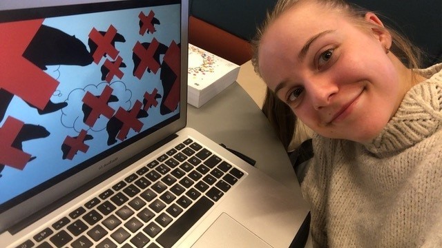 Student Synne Rinaldo Pedersen foran en laptop hvor hun jobber med et opplegg som praksisstudent i på bachelorstudiet i psykologi.