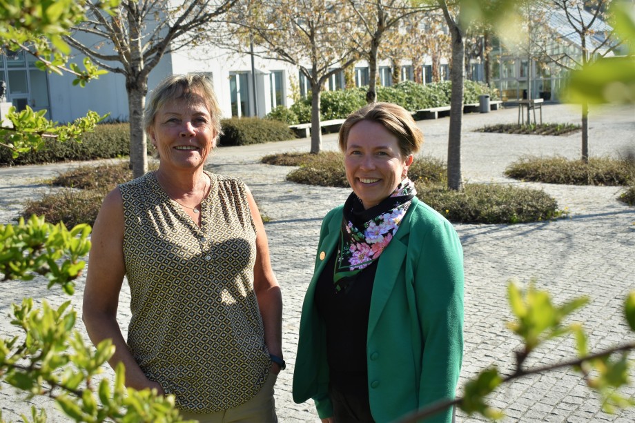 Tone Olsen og Trude Furunes foran Ellen og Axel Lunds hus på campus på UiS.