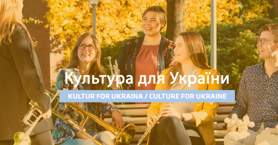 Bilde av smilende studenter på benk. Foran bildet står det skrevet Kultur for Ukraina skrevet på ukrainsk, norsk og engelsk.