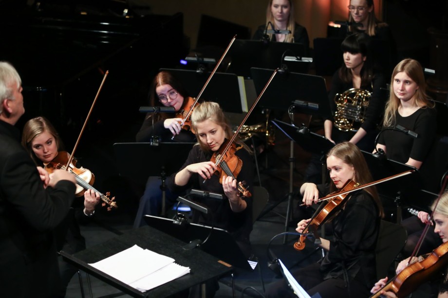 Studenter som spiller fiolin