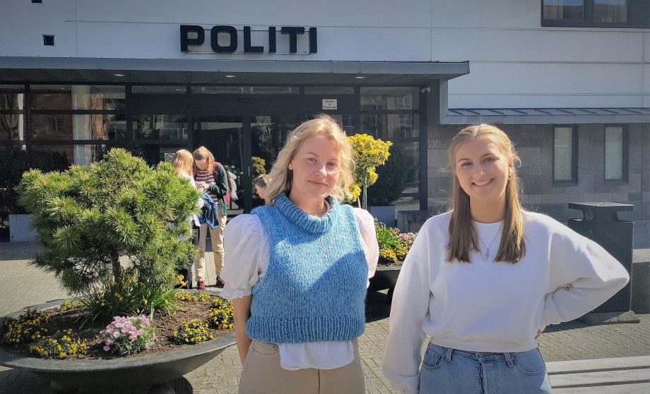 Caroline Fosse Berge og Henriette Johannessen Larsen foran politihuset i Stavanger.