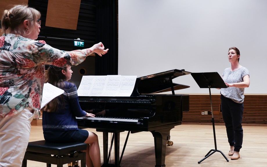 Kvinnelig sanglærer instruerer sangstudent. Foto.