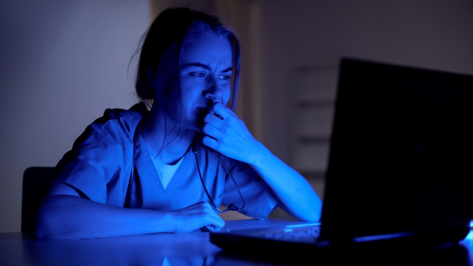 Kvinne sitter foran dataskjerm