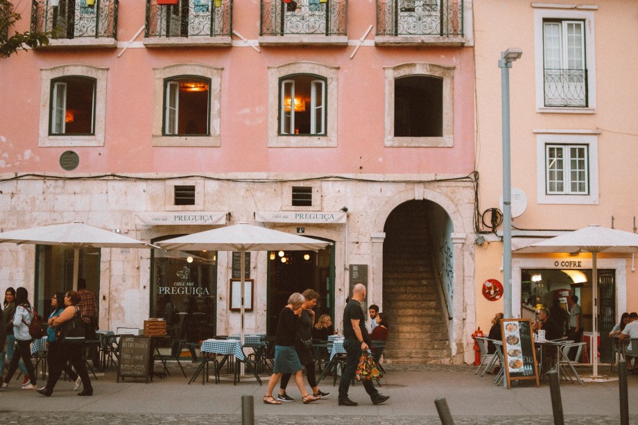 Gate med folk i Lisboa
