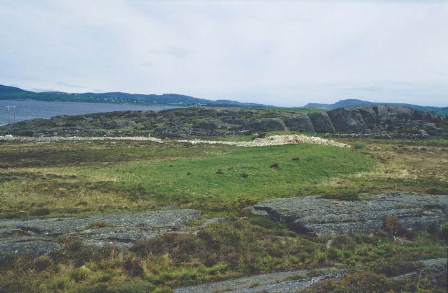 Strandvoll. Legg merke til «Foldeskjørtet» i bakgrunnen hvor det er hogd inn helleristnin- ger. Foto: Lisbeth Prøsch-Danielsen, AM.