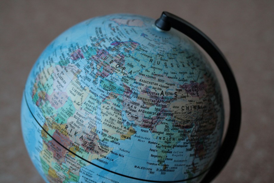Nærbilde av en globus med verdenskartet/ Close up of a globe showing the world map