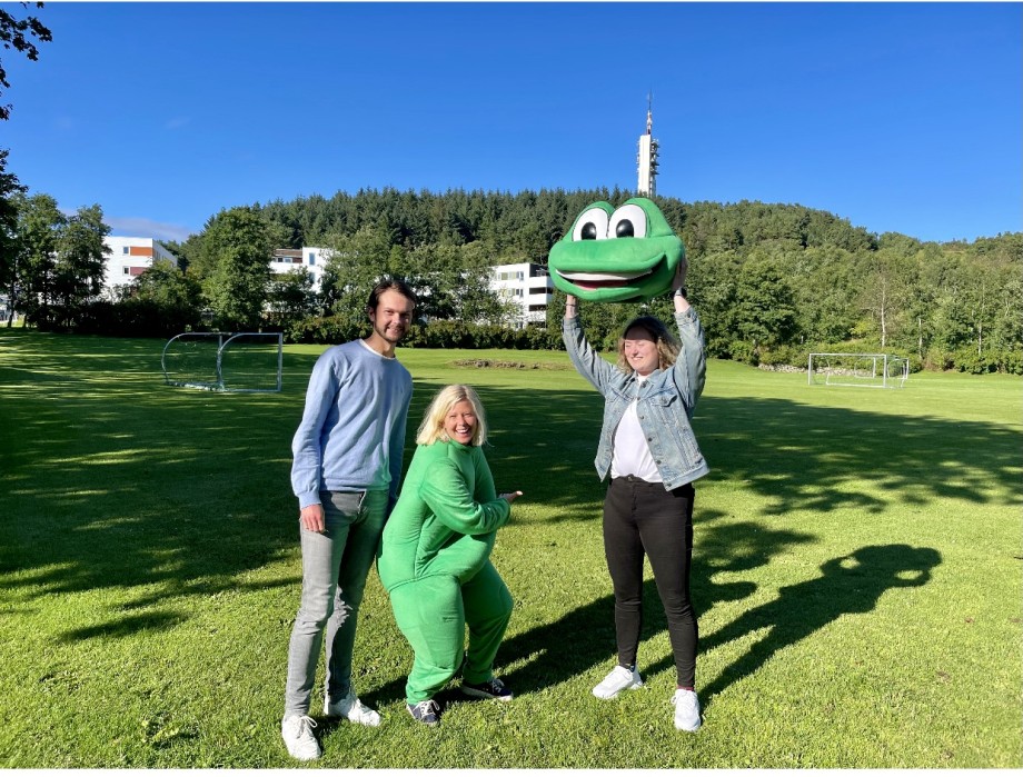 Her skal det bygges en helt egen fadderlandsby! Ledertrio i årets Fadderstyre, fra venstre: Helge S. Røyksund, nestleder, Alva Eide, faddersjef, og Maren Svendsen, nestleder.