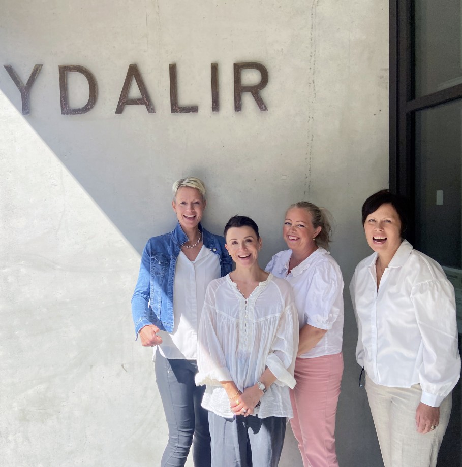 Fire kvinnelige forskere foran Ydalir Hotell