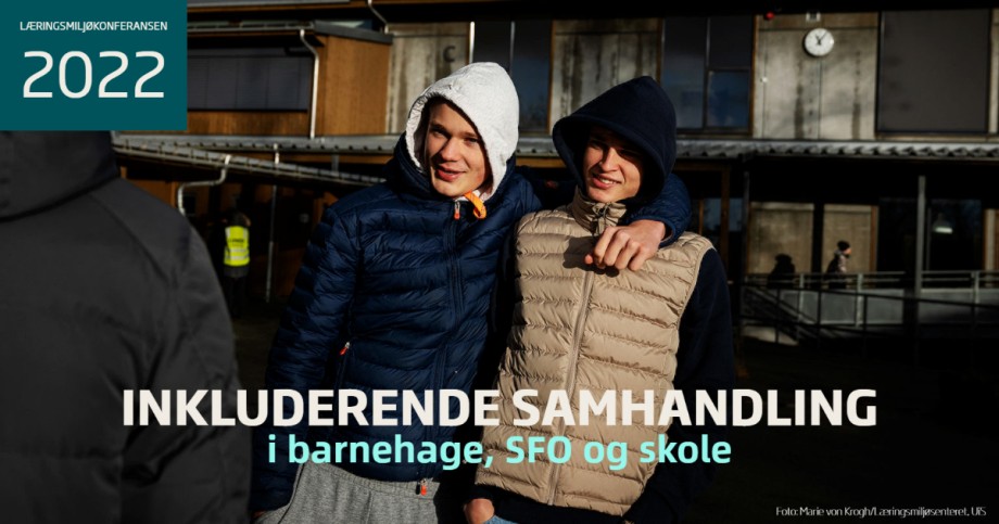 To ungdommer i en skolegård.
