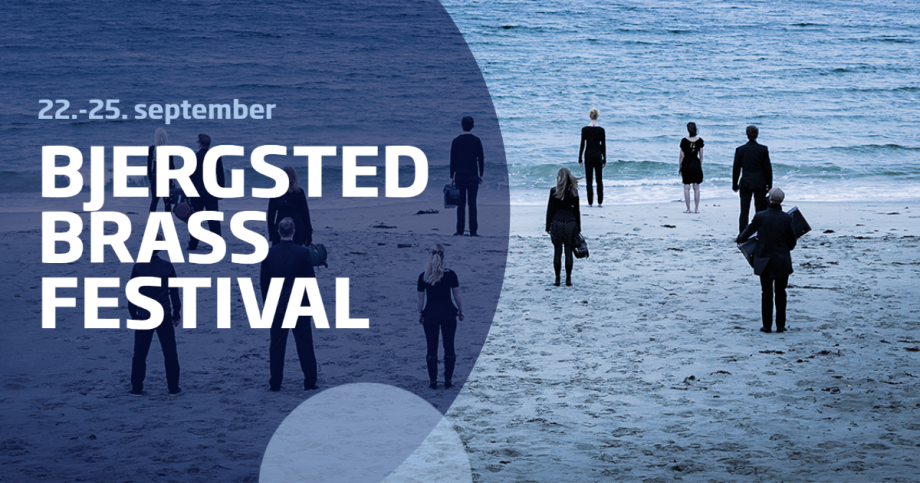Bilde av svartkledde mennesker som bakfra som står spredt på en strand og ser ut mot havet. Illustrasjon på bilde av to blå gjennomsiktige sirkler hvor det står skrevet Bjergsted Brass Festival i hvit skrift.