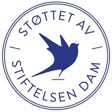 Stiftelsen DAM sin Logo. Blå fugl inni en sirkel med teksten støttet av stiftelsen DAM