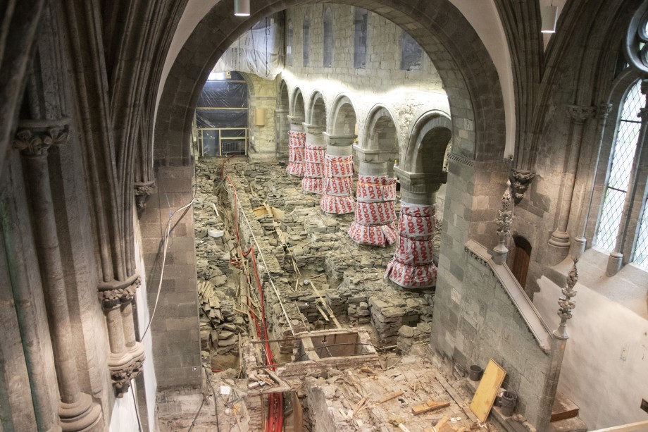 Krypkjelleren under Domkirkens skip blottlagt før undersøkelsene i 2021 startet opp. I forgrunnen går røde rør gå inn fra teknisk rom i koret, og en aner den labyrinten som forfatteren krøp gjennom en lørdag i 1967. Foto: Kristine Ødeby © NIKU og Am, UiS