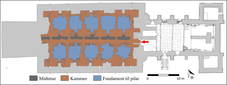 Plantegning av Stavanger domkirke med fargelagte elementer under skipet. Pilen viser hvor forfatteren krøp inn. Tegning: Perry Rolfsen på grunnlag av kart fra arkitektkontoret Schjelderup & Gram 