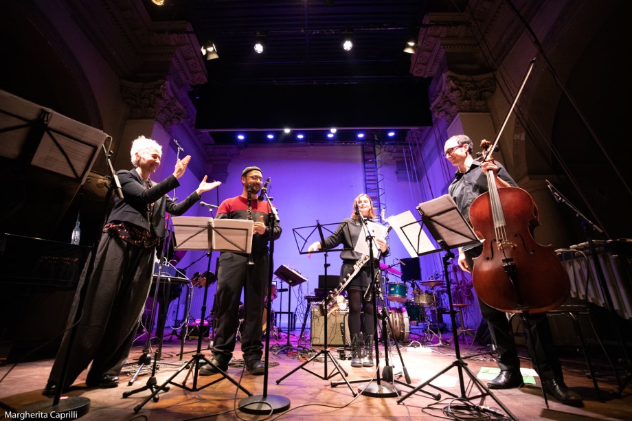 Fire jazzmusikere på en scene. Foto.