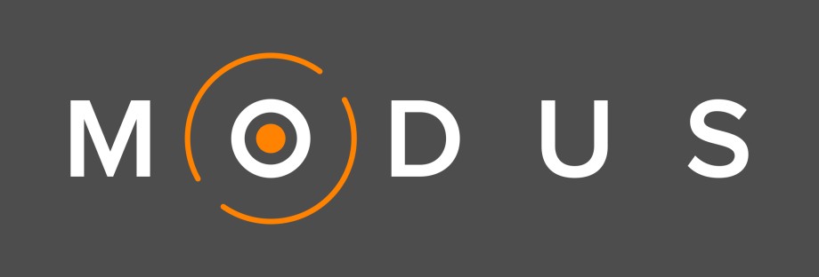 MODUS logo skrevet rett ut med hvite bokstaver og blink i O-en