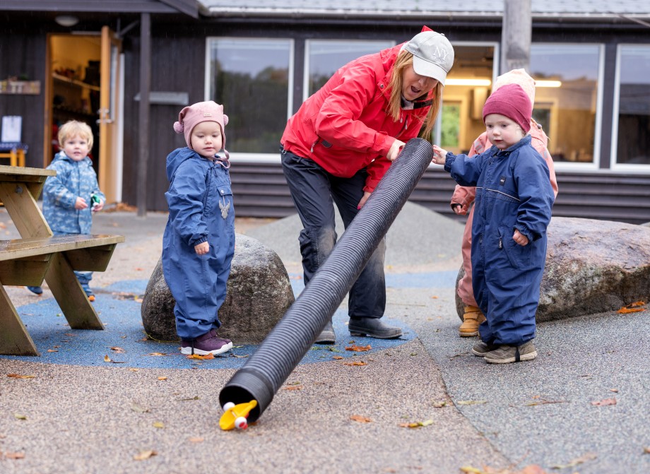 barn og en voksen i barnehagen