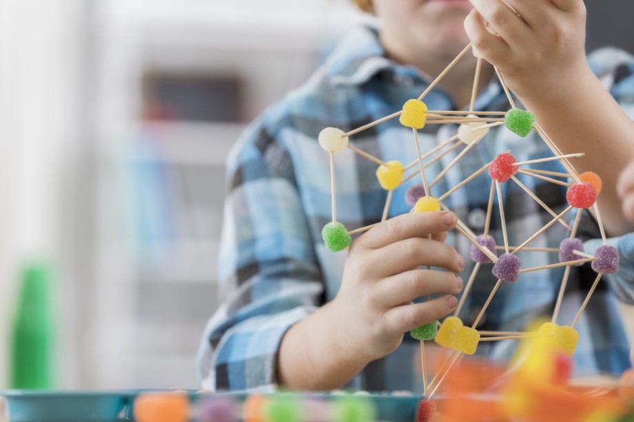 Barn bygger molekyler av godteri