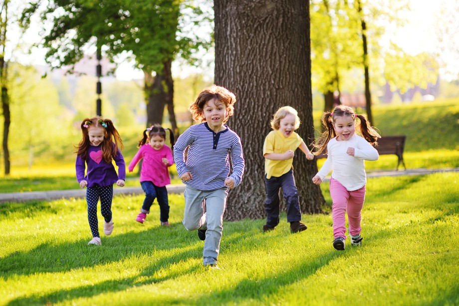 Barn løper utendørs
