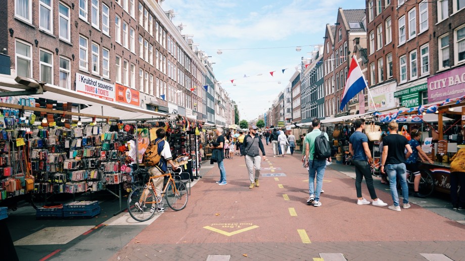 Gate i Nederland, folk og butikker