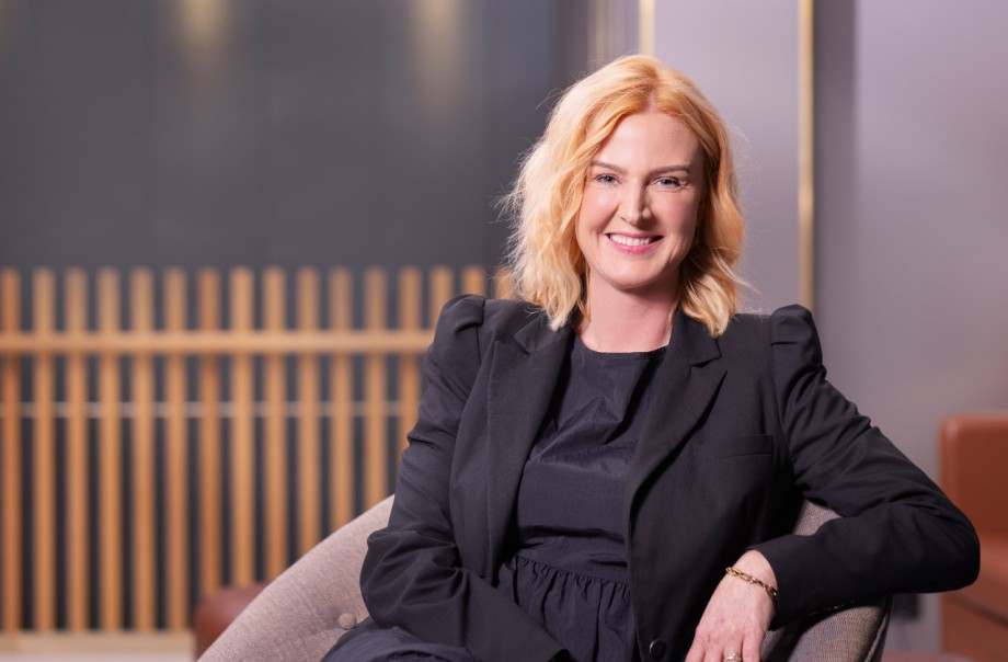 Bilde av smilende Kine Buchanan i halvfigur