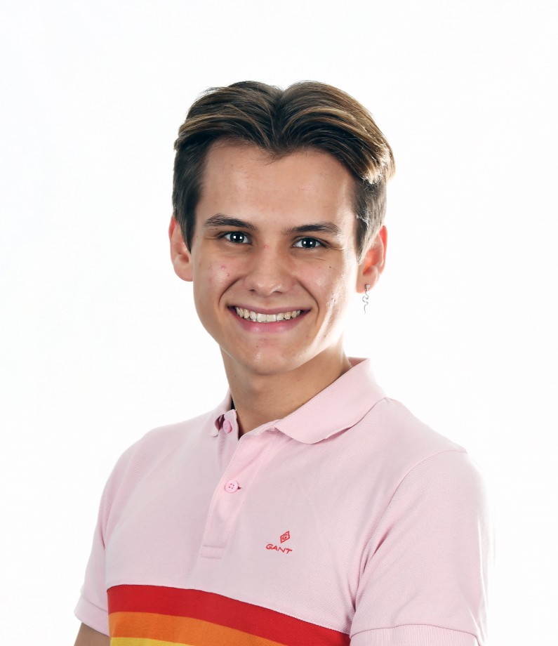 Smilende mannlig student