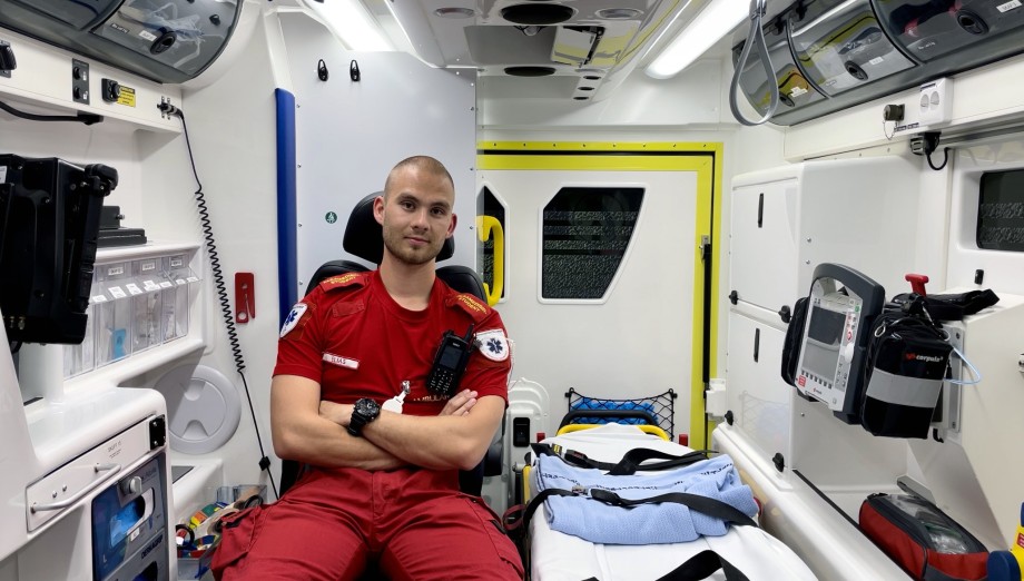 Mannlig paramedisinstudent i uniform i ambulanse