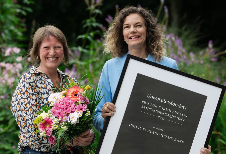 To kvinner med blomsterbukett og diplom