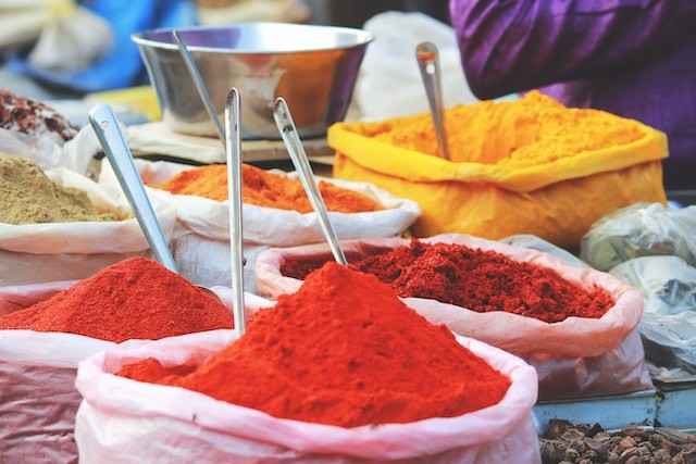 Krydder på matmarked i India