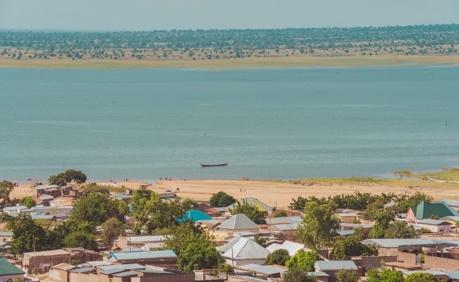 Bilde av innsjøen Lagdo i Kamerun med bebyggelse i forgrunnen