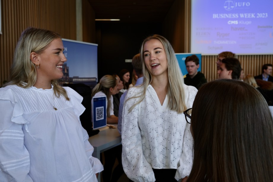 Gruppe unge kvinner snakke sammen på en messe