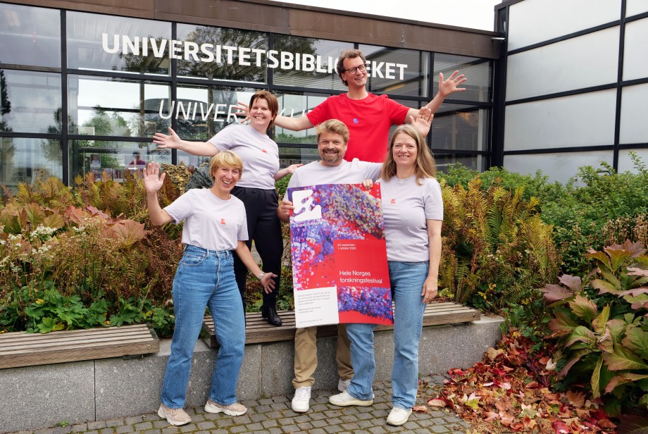 Tre kvinner og to menn med lik t-skjorte holder plakat og strekker ut armene 