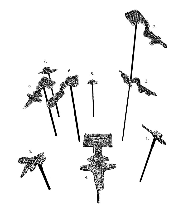 Illustrasjoner av gjenstander i monter i utstillingen "Fabelaktige dyr" på Arkeologisk museum
