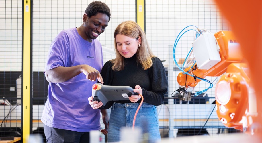 To studenter betjener elektronikk i et laboratorium