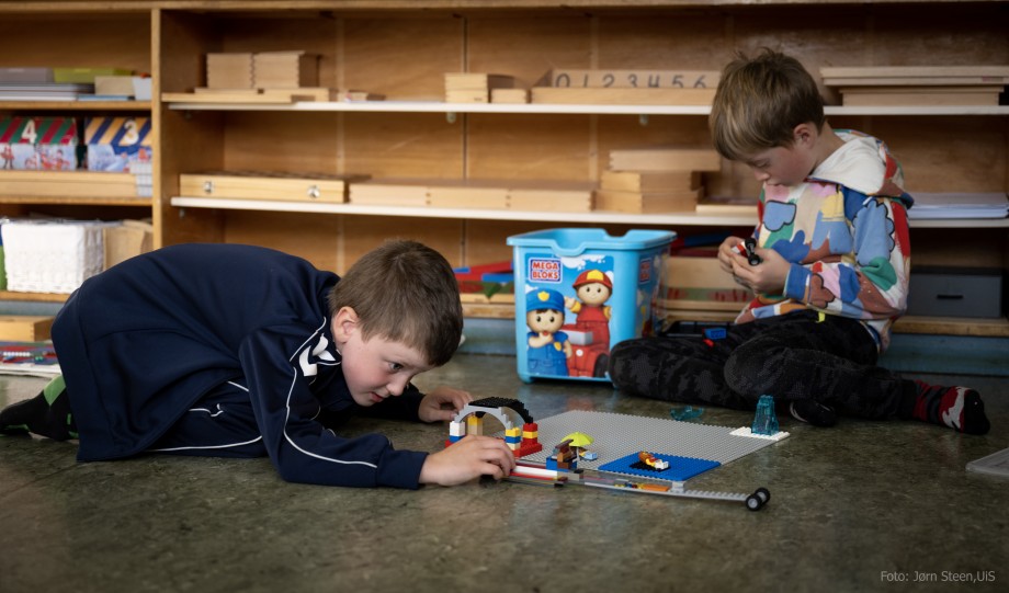 To små gutter som leker med lego.