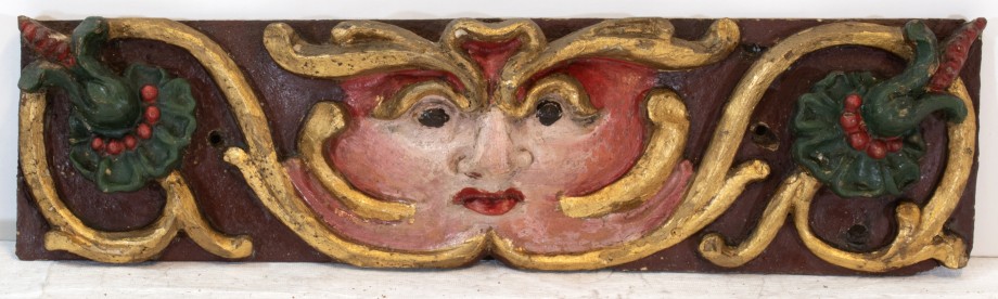 Figur 8. Det åttende feltet på den nederste ringen som er prydet med en grotesk omkranset av rankedekor. Foto Lise Chantrier Aasen, AM-UiS.