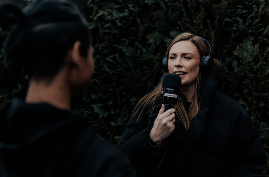 Reporter fra jærradioen snakker i mikrofon