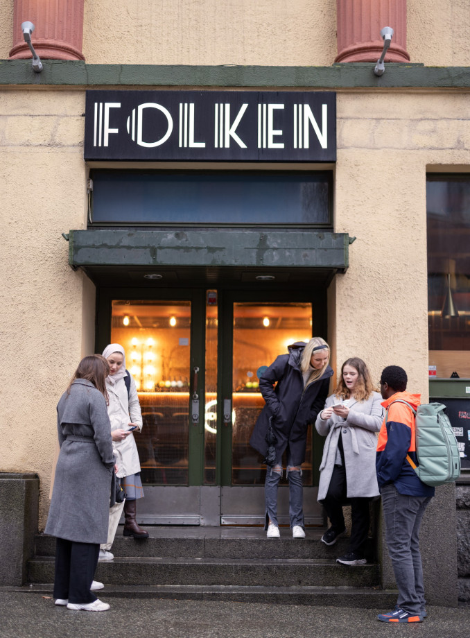 Studenter utenfor kulturhuset Folken
