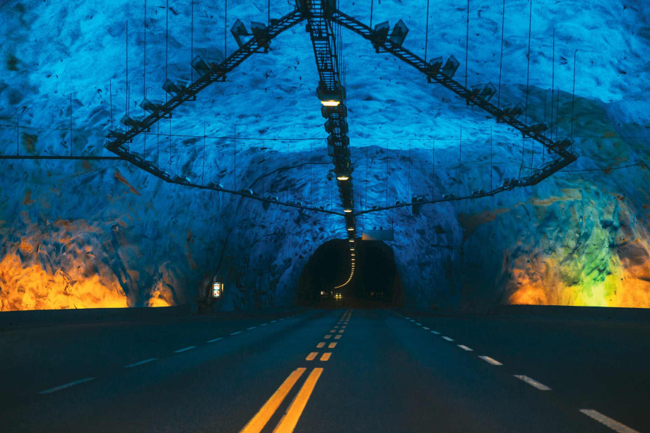 Inne i en blå tunnel