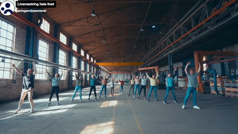 Ungdommer danser i en nedlagt fabrikk