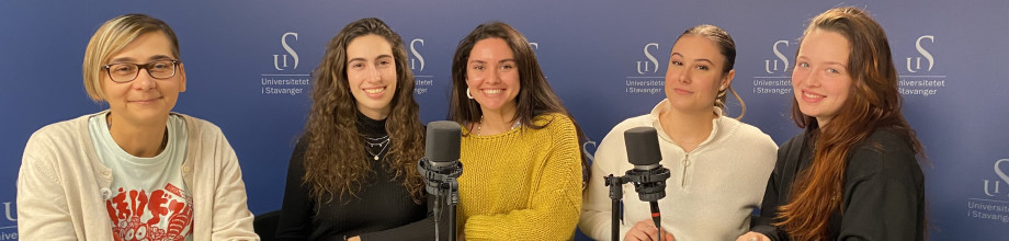 Lecturer and exchange students in the podcast studio