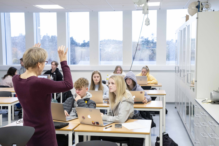 Lærer foran et klasserom. 