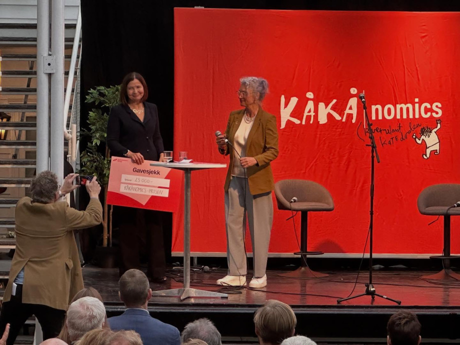 Mari Rege mottar Kåkånomicsprisen på scenen