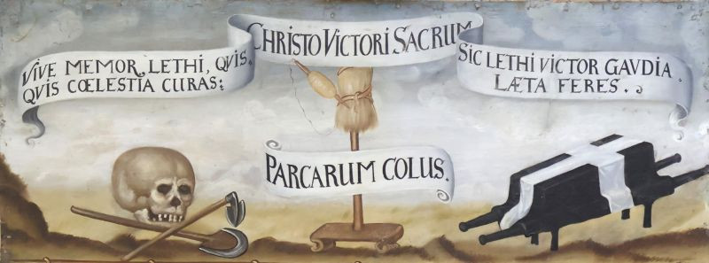 Detalj fra minnetavle med memento-mori-symboler