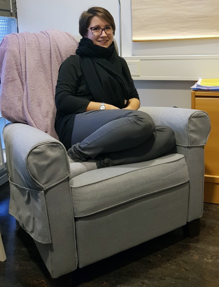 Maria Gussgard Volckmar-Eeg i godstol på kontoret sitt på UiS.