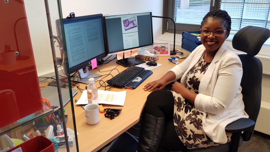 Memory Jayne Tembo på kontoret sitt. Memory Jayne Tembo på kontoret sitt.