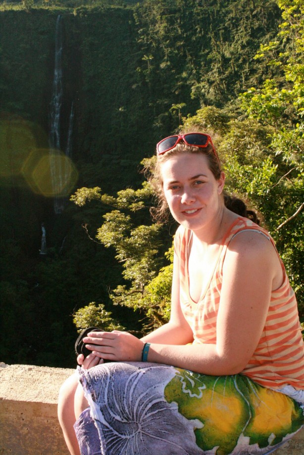 UiS-stipendiat Veronica Isabel Blumenthal foran et fossefall på Samoa. UiS-stipendiat Veronica Isabel Blumenthal foran et fossefall på Samoa.