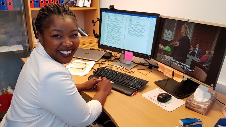 Memory Jayne Tembo foran PC-en på kontoret sitt. 