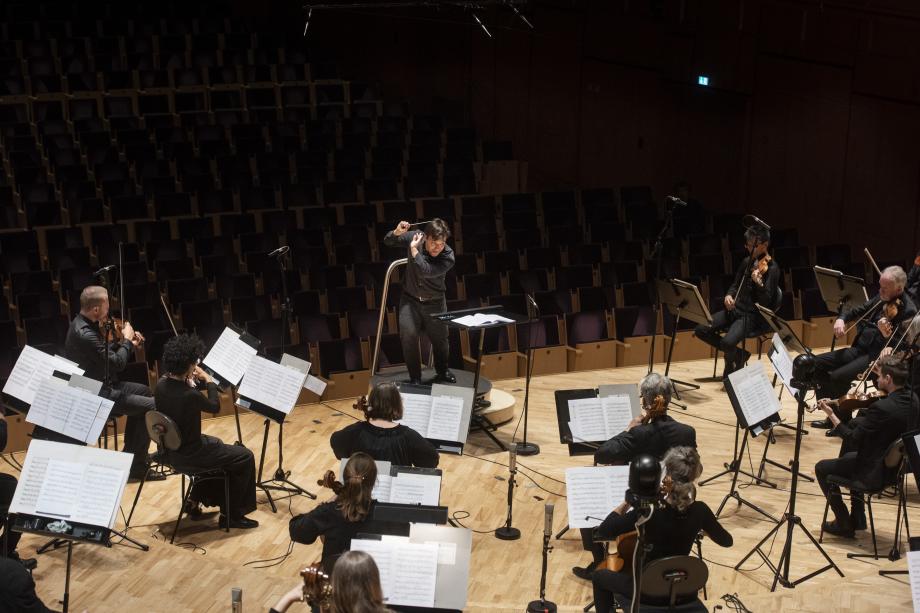 Orkester blir dirigert fra scene i Bjergsted