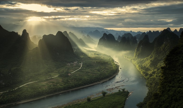 Kinesisk landskap med fjell, daler, elv