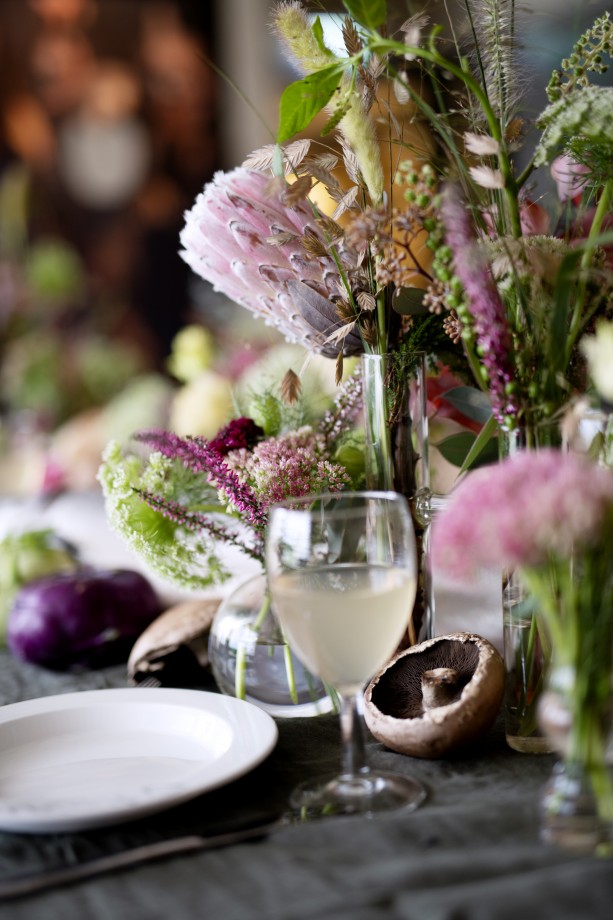 Bilde av blomst og glass. Selskap.